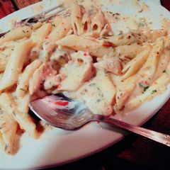 A picture of White sauce pasta.