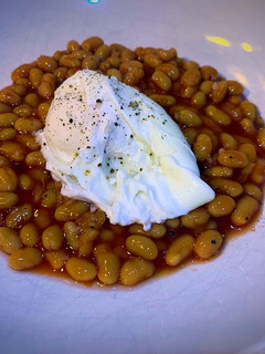 Una foto de Baked beans con huevo poché