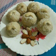 A picture of Groundnuts ladoo.