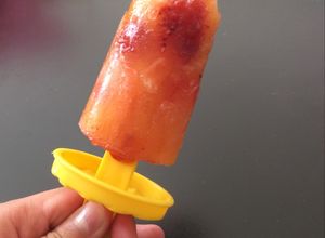 Una foto de Paletas de mango con Chamoy