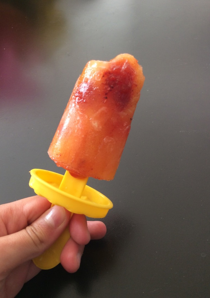 Una foto de Paletas de mango con Chamoy
