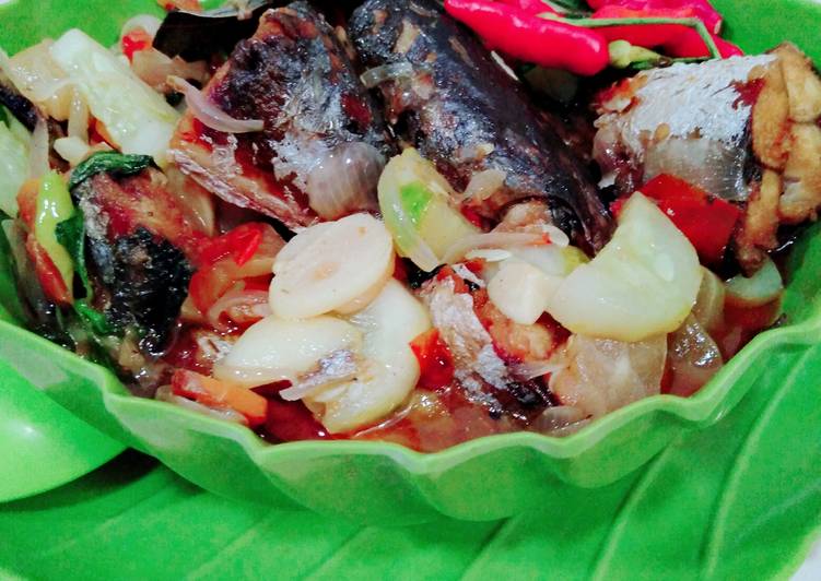 Resep Ikan pindang kuah bening bumbu asam pedas yang Enak