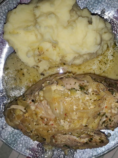 Una foto de Pechuga rellena de vegetales revueltos con huevo, jamón y queso