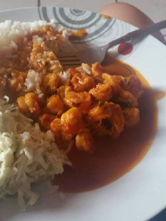 Una foto de Camores picantes con arroz blanco y ensalada