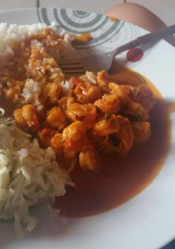 Una foto de Camores picantes con arroz blanco y ensalada