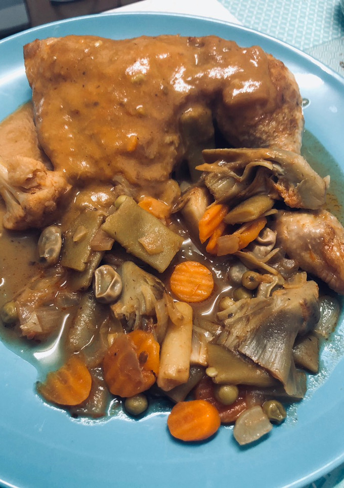 Una foto de Pollo en salsa con verduras 🍗