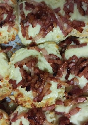 Una foto de Pan de ajo, con queso y bacon
