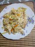 Arroz con tiras de pollo y papas fritas