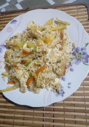 Una foto de Arroz con tiras de pollo y papas fritas