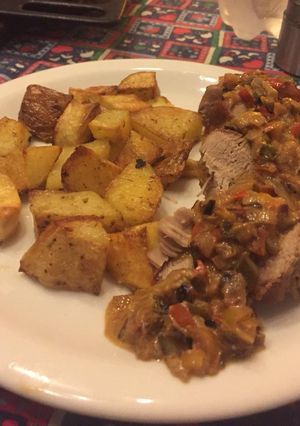 Una foto de Solomillo con crema de morrones y papas doré