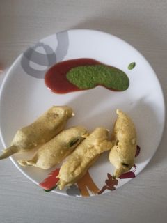 ભરેલા મરચાં ના ભજીયા (Bharela Marcha Bhajiya Recipe In Gujarati) રેસીપી મુખ્ય ફોટો