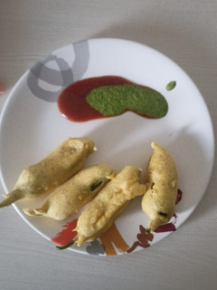 ભરેલા મરચાં ના ભજીયા (Bharela Marcha Bhajiya Recipe In Gujarati) રેસીપી મુખ્ય ફોટો