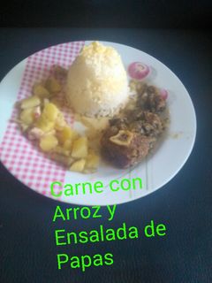 Una foto de Carne Guisada con Arroz y Ensalada