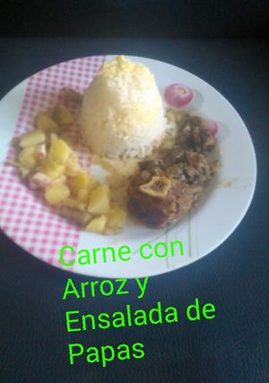 Una foto de Carne Guisada con Arroz y Ensalada