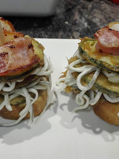 Una foto de Pincho de calabacín y gulas con bacon