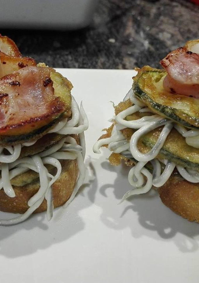 Una foto de Pincho de calabacín y gulas con bacon