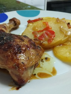 Una foto de Muslos de pollo asados con patatas al horno