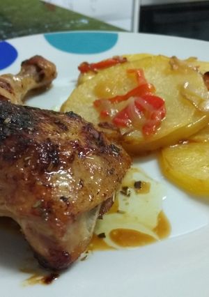 Una foto de Muslos de pollo asados con patatas al horno