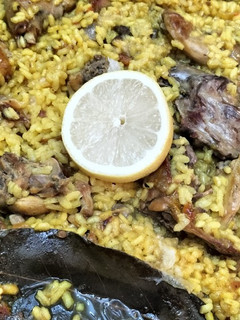 Una foto de Arroz con conejo