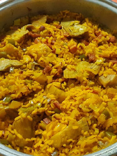 Una foto de Arroz integral en cazuela, con alcachofas, jamón y bacon