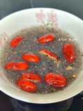 Bột sắn dây nấu mè đen, táo đỏ