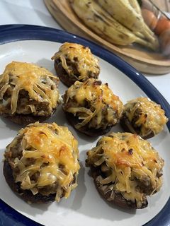 صورة لوصفة فطر مشوي بحشوة لحمة وجبنة 😋
