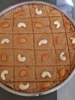 સુખડી (Shukhdi recipe in gujarati) રેસીપી મુખ્ય ફોટો