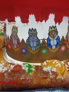 Una foto de Roscón de reyes con masa madre y relleno de mazapán