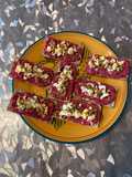 Tartines wasa à la purée de betterave, œufs dur, oignons frit et graines de sésames