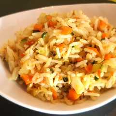Una foto de Arroz basmati con verduras y cúrcuma