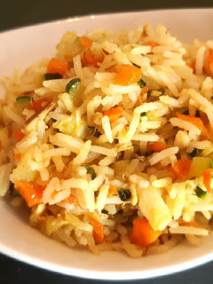 Una foto de Arroz basmati con verduras y cúrcuma