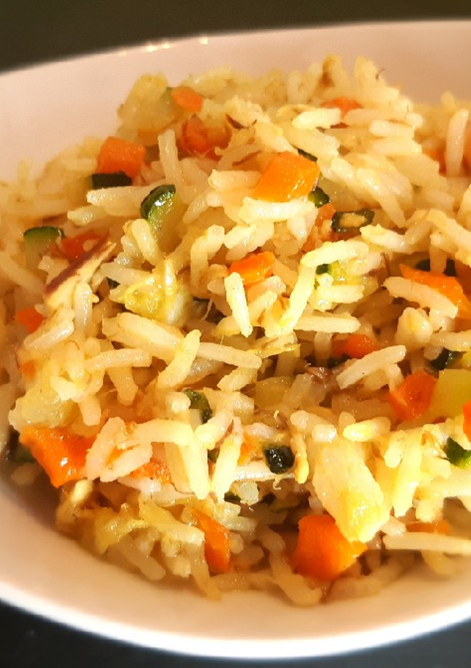 Una foto de Arroz basmati con verduras y cúrcuma