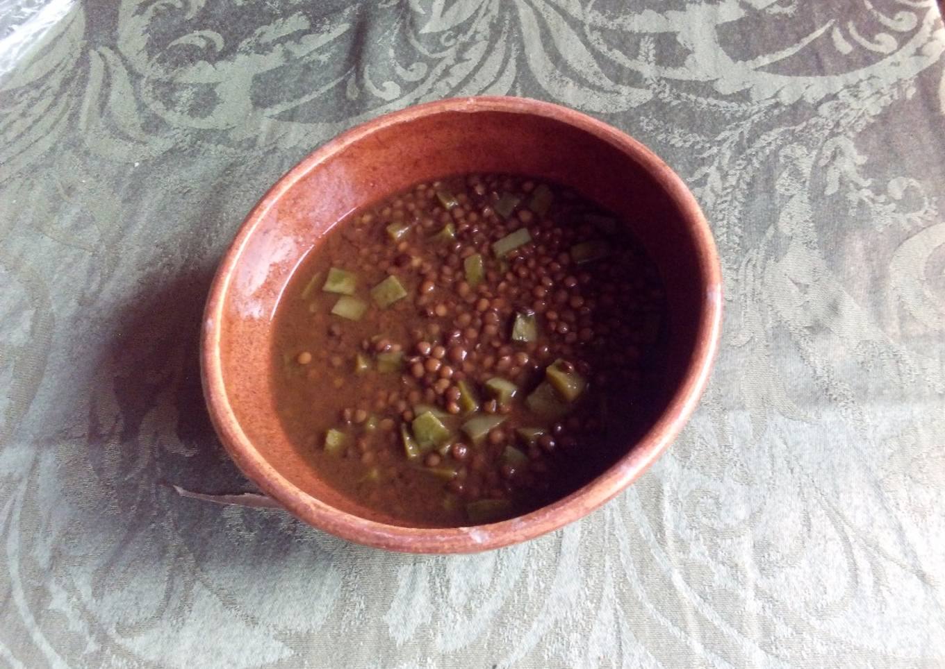 Sopa de nopal y lentejas