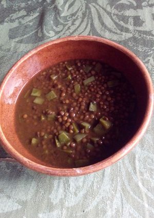 Una foto de Sopa de nopal y lentejas