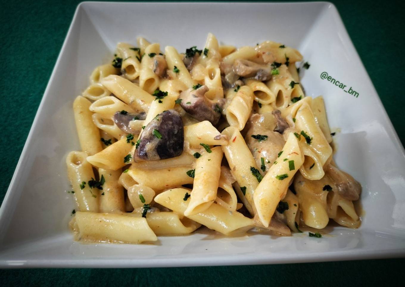 Macarrones con setas y salsa de quesos