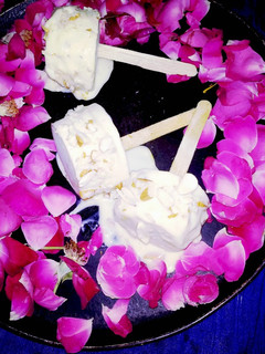 आम की कुल्फी (Aam ki kulfi recipe in hindi) रेसिपी मुख्य फोटो
