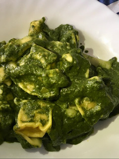 Una foto de Tortellinis rellenos de calabaza en crema de espinacas y setas # fácil #rápida
