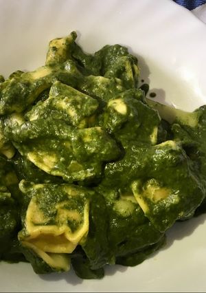 Una foto de Tortellinis rellenos de calabaza en crema de espinacas y setas # fácil #rápida