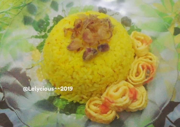 Langkah Mudah untuk Menyiapkan Nasi Kuning Rice cooker yang Enak Banget
