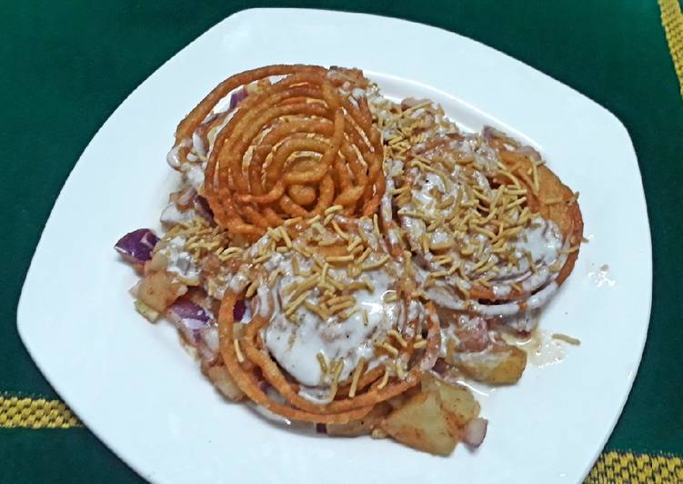 Aloo jalebi chaat