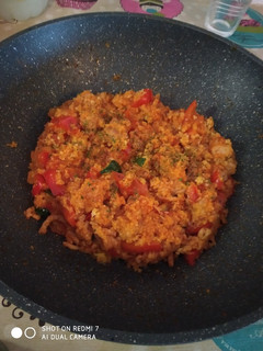 Una foto de Cuscús con pollo y verduras especiada