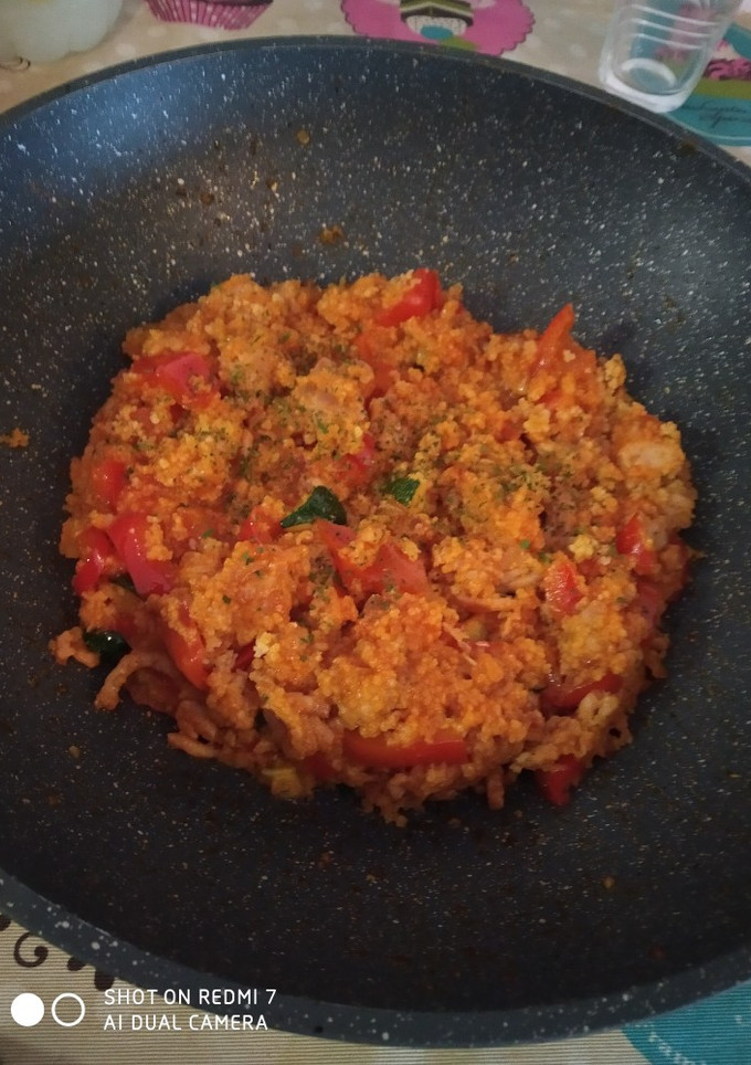 Una foto de Cuscús con pollo y verduras especiada