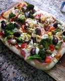 Pizza de vegetales y olivas negras