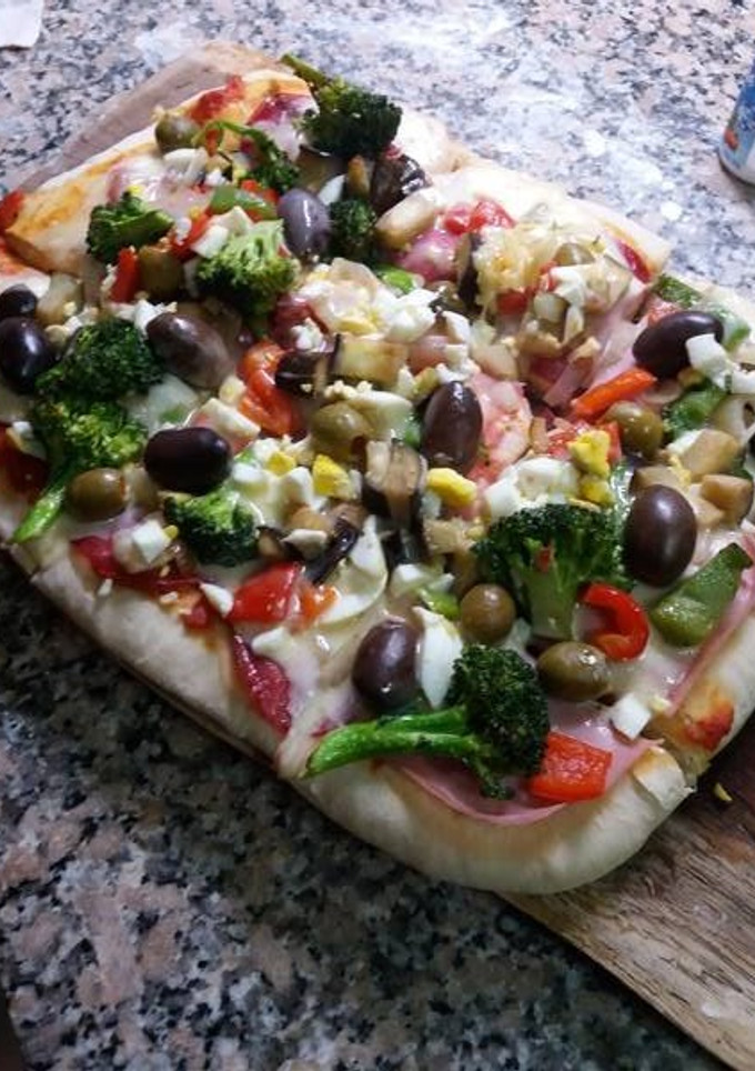 Una foto de Pizza de vegetales y olivas negras