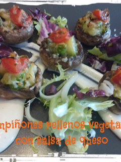 Foto principal de Champiñones rellenos vegetarianos con salsa de queso