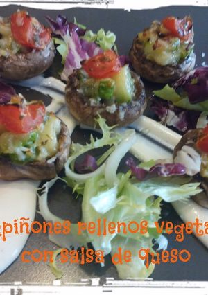 Foto principal de Champiñones rellenos vegetarianos con salsa de queso