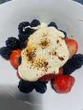 Frutos rojos en mezcal con crema de canela