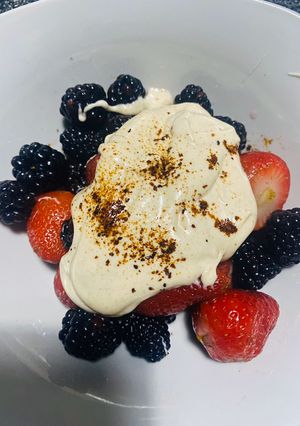 Una foto de Frutos rojos en mezcal con crema de canela