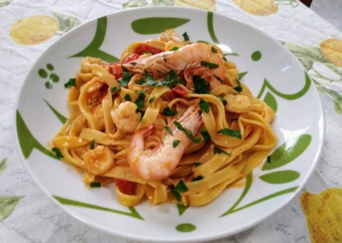 Ricetta Tagliatelle con crema di zucchine e gamberetti di Rosanna ...