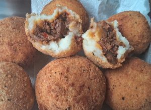 Una foto de Croquetas de papa rellenas de carne